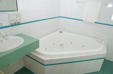 Sapphire Waters Motor Inn - Getaway Accommodation 3