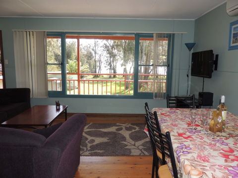 A Paradise Bungalow Waterfront - Getaway Accommodation 3