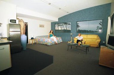 Beachhouse Mollymook - Getaway Accommodation 5