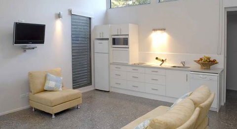 By The Beach B And B Holiday Apartments - Getaway Accommodation 1