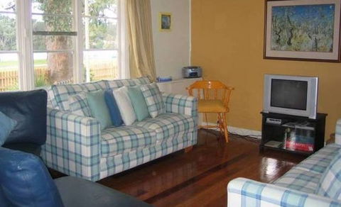 Calm Waters Waterfront Cottages - Getaway Accommodation 3
