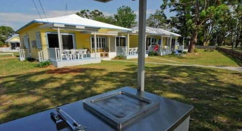 Calm Waters Waterfront Cottages - Getaway Accommodation 4