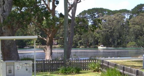 Calm Waters Waterfront Cottages - Getaway Accommodation 5