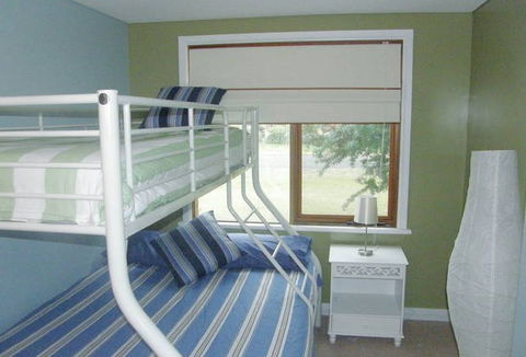 By The Bay - Getaway Accommodation 1