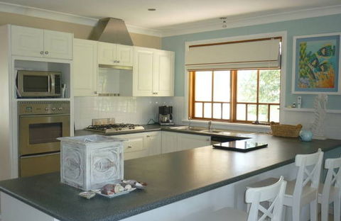 By The Bay - Getaway Accommodation 4