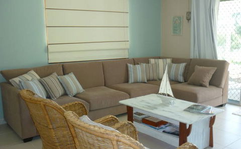 By The Bay - Getaway Accommodation 5