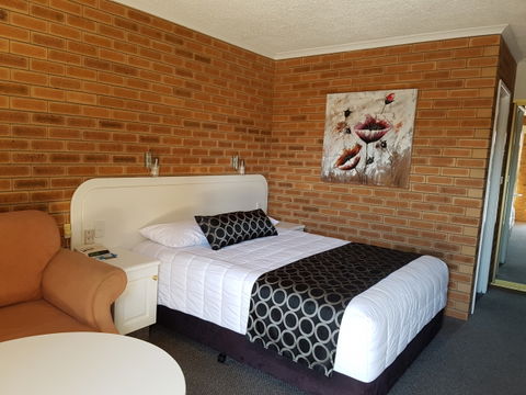 Cousins Motor Inn - Getaway Accommodation 7