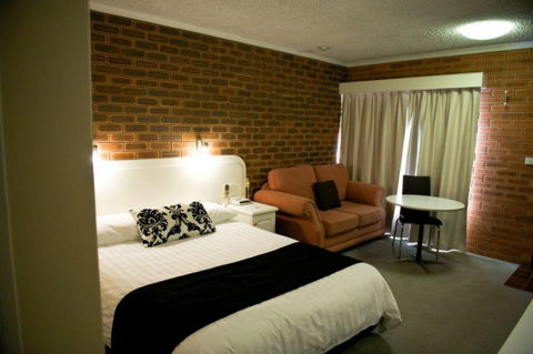 Cousins Motor Inn - Getaway Accommodation 9