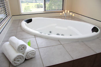 Yabbaloumba Retreat - Getaway Accommodation 7