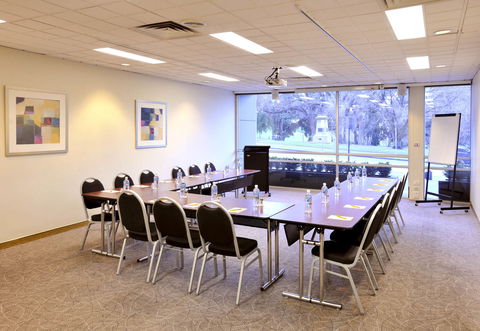 Mercure Melbourne Treasury Gardens - Getaway Accommodation 1