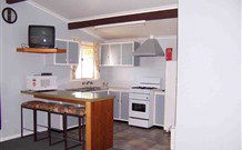 Burrill's Cedar Cottage - Getaway Accommodation 4