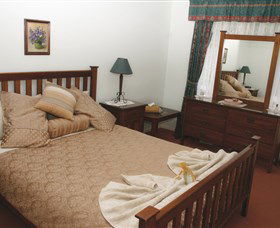 Hillside Bed And Breakfast And Gumnut Cottage - Getaway Accommodation 3