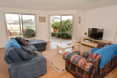 Ocean Sounds - Getaway Accommodation 4