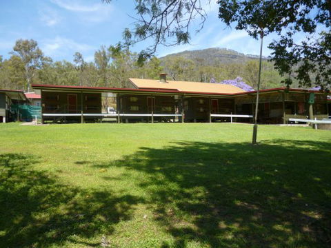 Christmas Creek Cafe` And Cabins - Getaway Accommodation 2