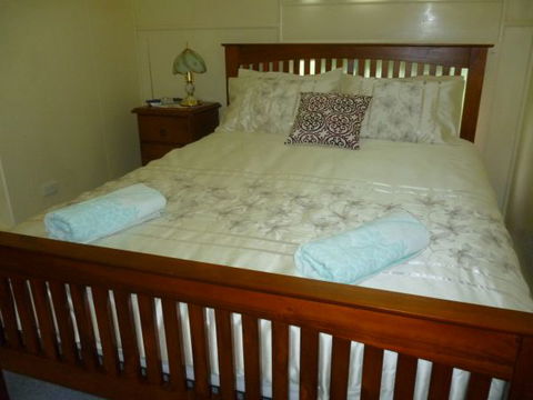 Christmas Creek Cafe` And Cabins - Getaway Accommodation 3