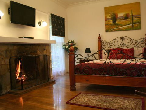 Tudor Cottages Mount Dandenong - Getaway Accommodation 0