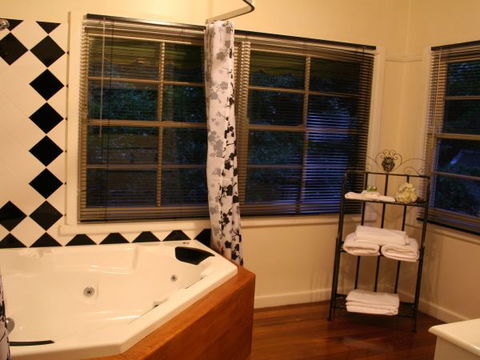 Tudor Cottages Mount Dandenong - Getaway Accommodation 1