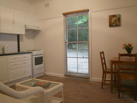 Tudor Cottages Mount Dandenong - Getaway Accommodation 5