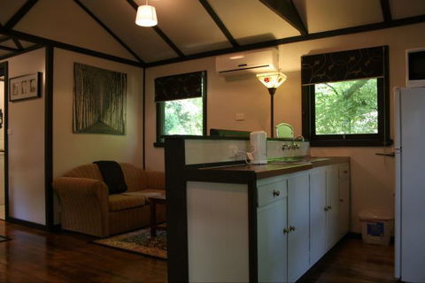 Tudor Cottages Mount Dandenong - Getaway Accommodation 7