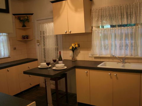 Tudor Cottages Mount Dandenong - Getaway Accommodation 8