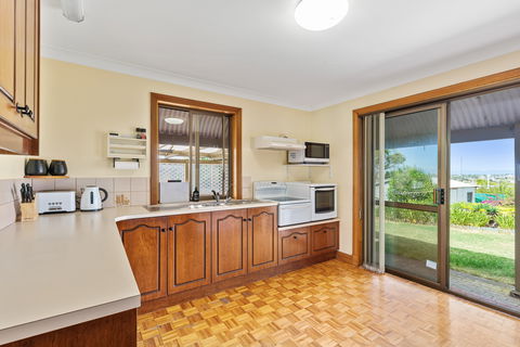 Century21 SouthCoast: Reef & Vines Port Noarlunga - Getaway Accommodation 2