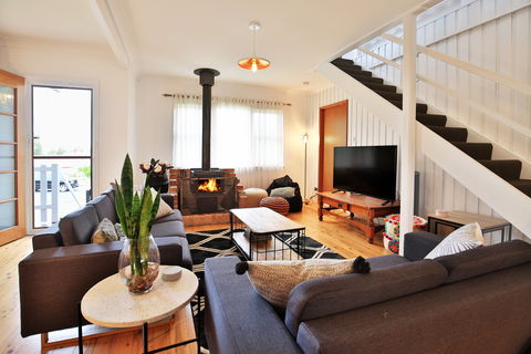 Hudson Bay At Basin View - Getaway Accommodation 0