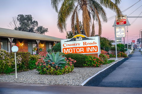 Country Roads Motor Inn - Getaway Accommodation 0