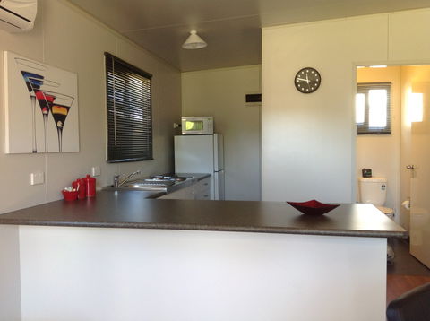 Sapphire City Caravan Park - Getaway Accommodation 1