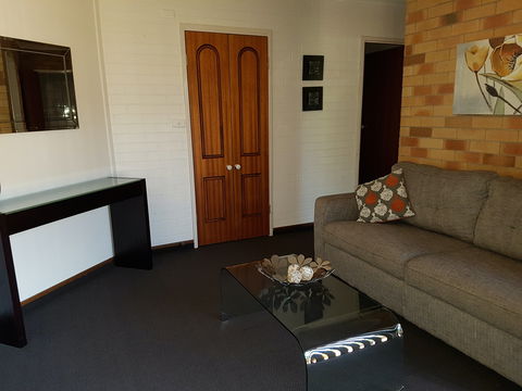 Cousins Motor Inn - Getaway Accommodation 2