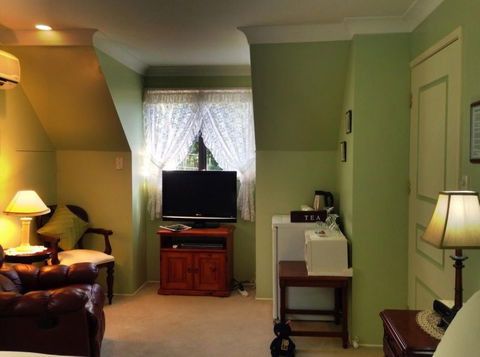 Curtis Falls Mountain Retreat - Getaway Accommodation 5
