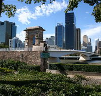 Former Victoria Bridge Abutment Memorial - Getaway Accommodation