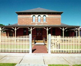 Wentworth Courthouse - Getaway Accommodation 0