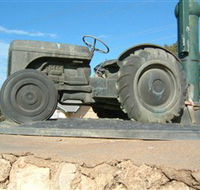 Ferguson Tractor Monument - Getaway Accommodation