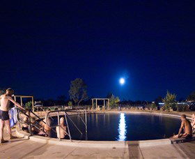 Lightning Ridge Bore Baths - Getaway Accommodation 1