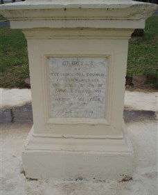 The Coronation Lamp Memorial - Getaway Accommodation 1