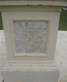 The Coronation Lamp Memorial - Getaway Accommodation 2