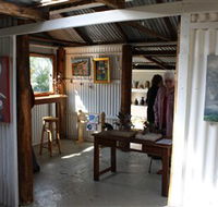 Tin Shed Gallery - Getaway Accommodation
