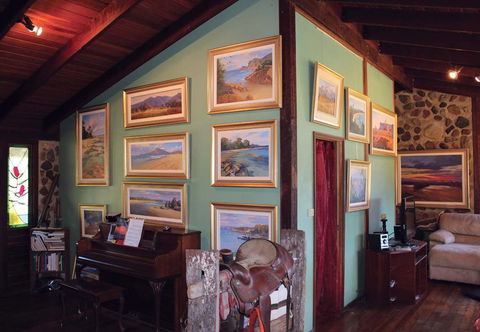 Rossiters’ Paintings - Getaway Accommodation 2
