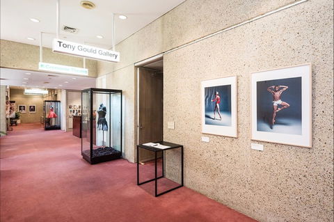 Tony Gould Gallery - Getaway Accommodation 0