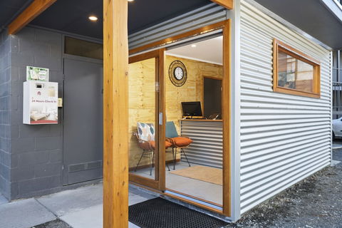 North Pier Hotel - Getaway Accommodation 0