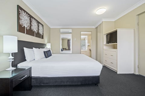 Ambassador On Ruthven - Getaway Accommodation 6