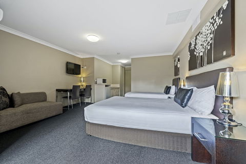 Ambassador On Ruthven - Getaway Accommodation 5