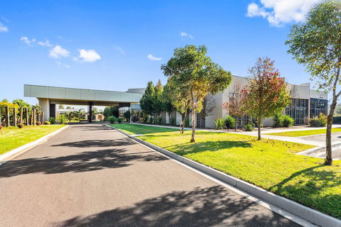 Quality Suites Point Cook Seasons 5 - Getaway Accommodation 1