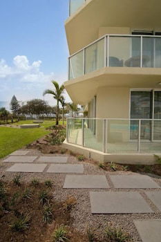 Hi Surf Beachfront Resort Apartments - Getaway Accommodation 0