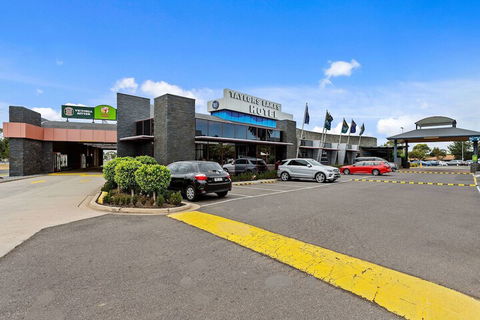 Quality Hotel Taylors Lakes - Getaway Accommodation 5
