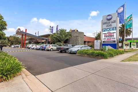 Quality Hotel Taylors Lakes - Getaway Accommodation 4