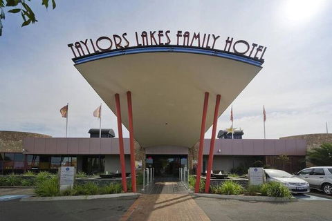 Quality Hotel Taylors Lakes - Getaway Accommodation 1