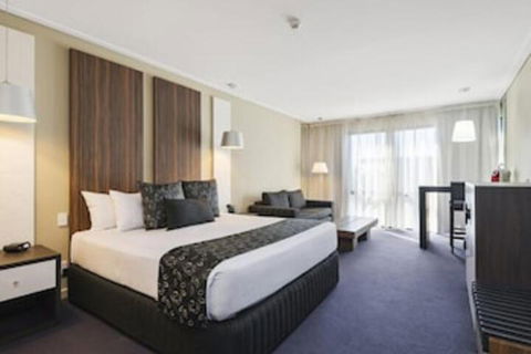 Quality Hotel Taylors Lakes - Getaway Accommodation 0