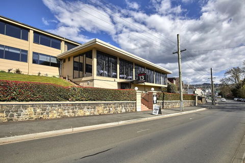 Commodore Regent - Getaway Accommodation 2