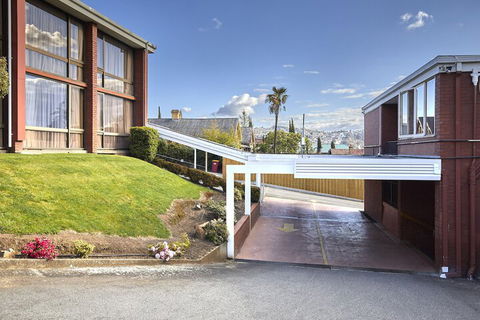 Commodore Regent - Getaway Accommodation 3